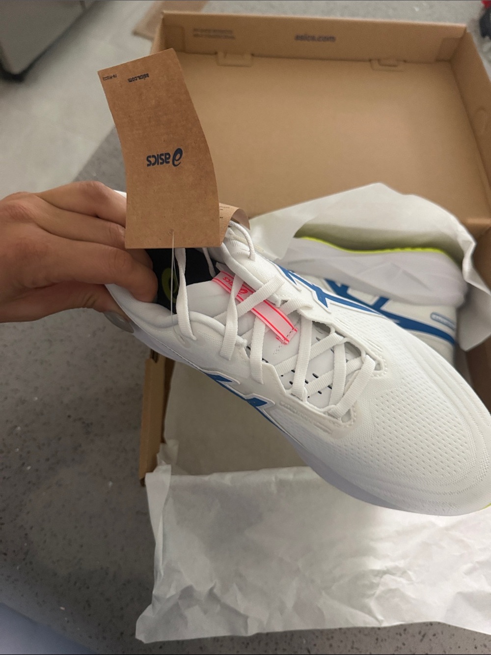 Asics Novablast 5 Shoes - Picture 2 of 5